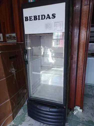 Geladeira expositora, cervejeira expositora 220 bom estado funciona bem ,luz led, sem gás 