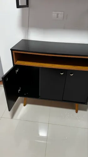 Aparador MDF preto com detalhes em madeira