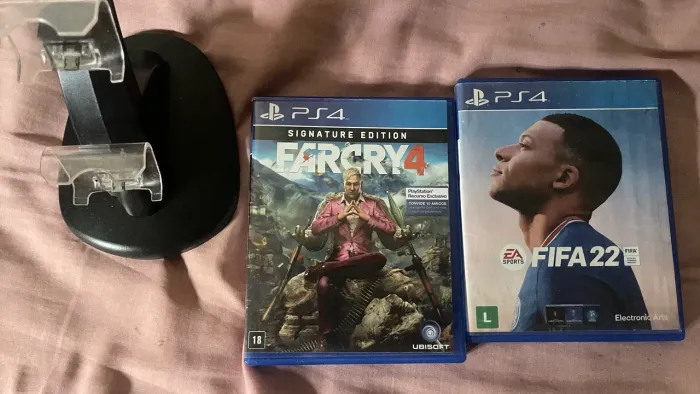 2 jogos ps4 e um carregador para ps4