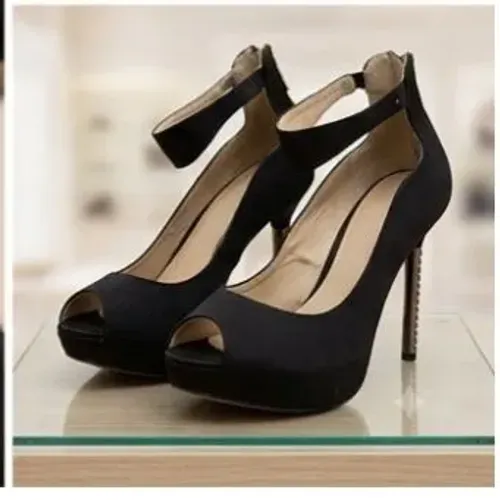 Sandalias peep toe de salto fino preto da camurça detalhe Ziper dourado salto trabalbad
