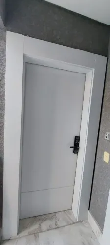 Instalação e manutenção de portas em madeira e ACM 