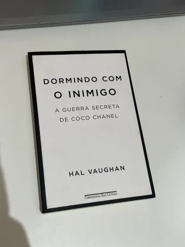 Dormindo com o Inimigo- A guerra secreta de Coco Chanel