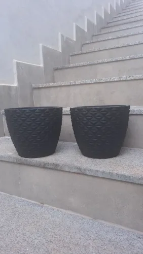 Kit 2 vasos de polietileno preto 20 cm de altura x23 cm de diametro