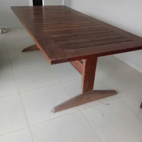 Mesa de madeira certificada, perfeita pra área de festa