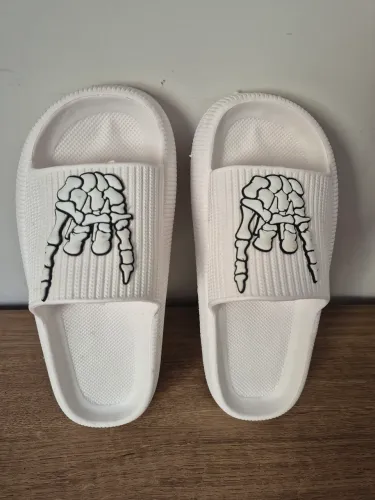 Chinelo nuvem de caveira!!?