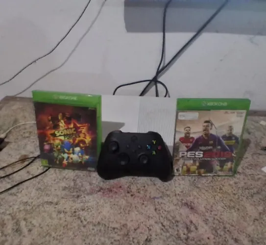 XBOX ONE S 1TB CONTROLE MAIS DOIS JOGOS