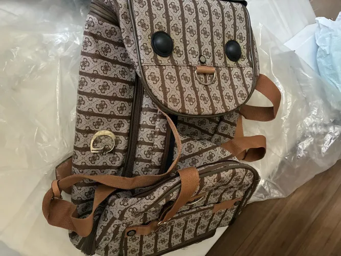 Mochila Guess Original Monograma Marrom Grande Nova
