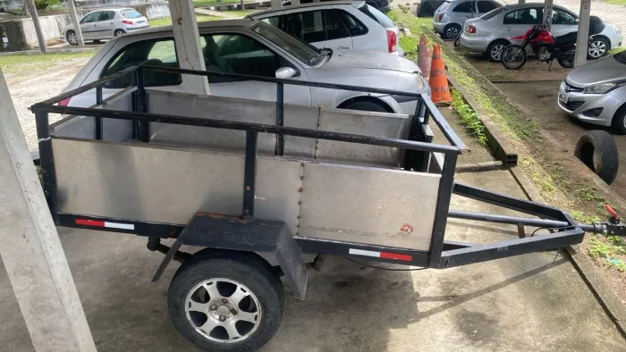 Carretinha de inox ,com piso de alumínio emplacada 