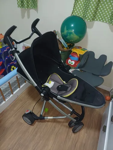 Carrinho de bebê quinny 3 rodas em ótimo estado e conservado