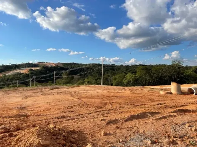 Lote acima do nível da rua, 360m2, vista definitiva, no Condomínio Horizontes