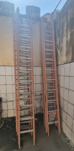 Escada Extensível de Fibra de Vidro de 6 metros com 19 degraus (Danificadas)