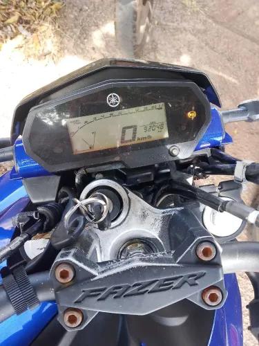 Moto fz25