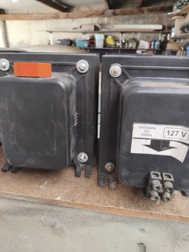 2 transformadores de energia.