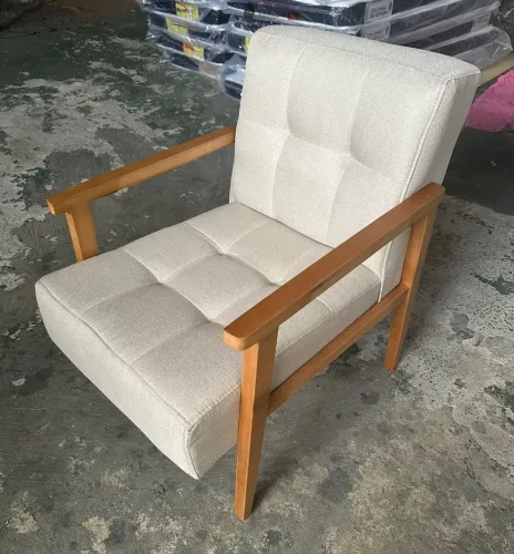 Poltrona Eloa Decorativa Tecido Linho Bege Braço em Madeira Maciça Movelart<br>