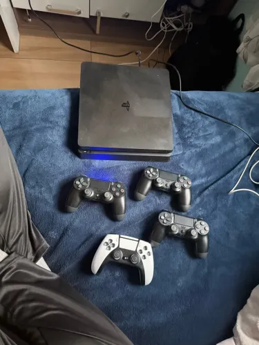 PLAYSTATION 4 - 500 gb (acompanha 4 controles e jogos)