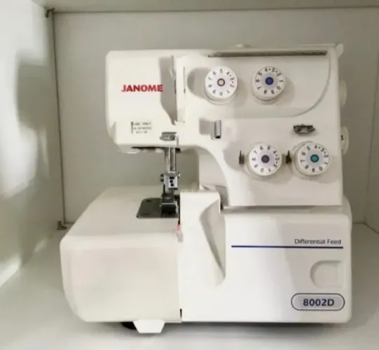Máquina Overlock Janome 8002D