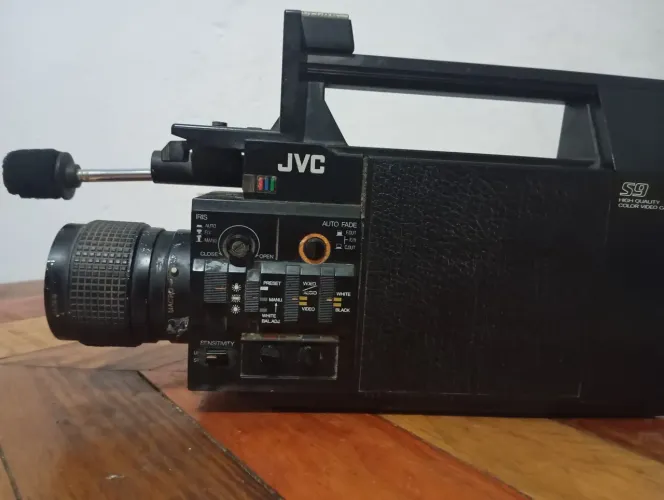 filmadora JVC GX-S9U vintage dos anos 80, projetada para uso com um videocassete portátil.