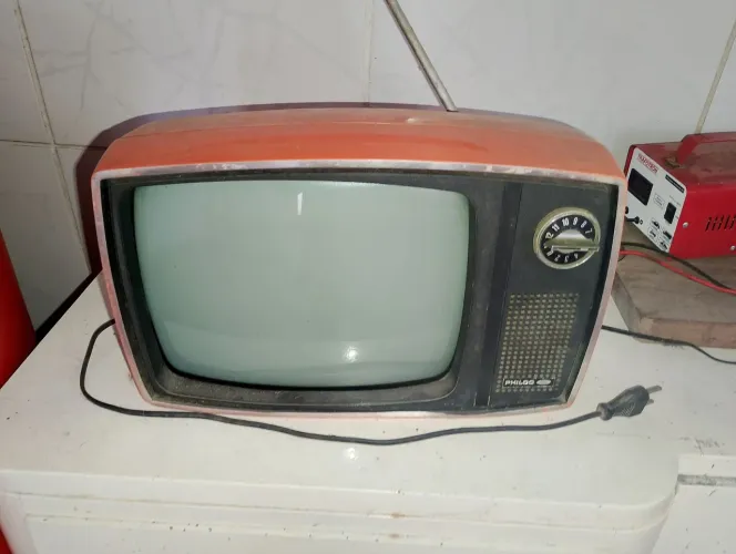 Televisor laranja Philco retrô funciona com antena 