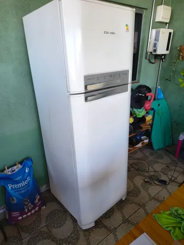 Geladeira Eletrolux com motor queimado 