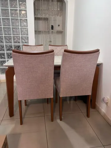 Mesa de jantar com 4 cadeiras