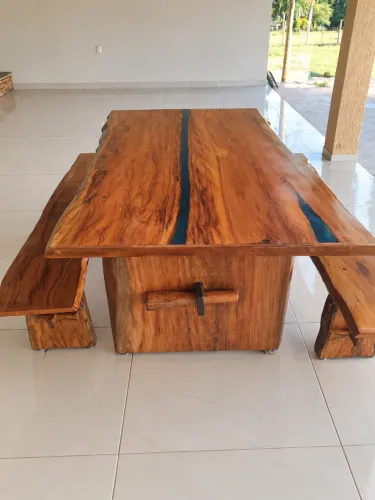 MESA RÚSTICA EM PEROBA-ROSA MACIÇA + 2 BANCOS - ARTESANAL
