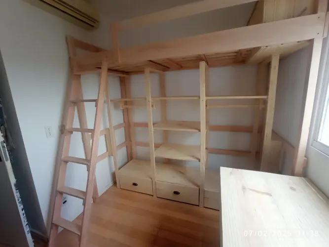 Vendo cama de solteiro suspensa com roupeiro em cedro (ótimo estado).