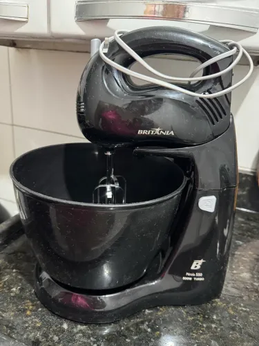 Batedeira Britânia Pérola 550 Turbo preta, com 500W de potência e uma tigela de 4,3 litros