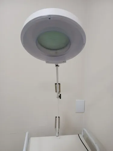 Lupa articulada de bancada com led