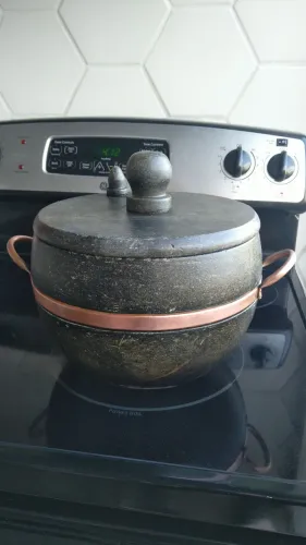 Panela de pressão de pedra bem grande