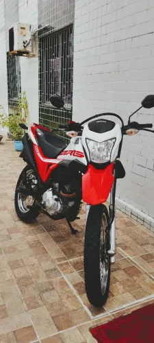 Moto em excelente estado de pintura e mecânica. Posso financiar - tratar  ZAP *63