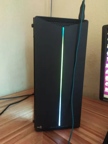 Gabinete gamer aerocool split rgb mid tower