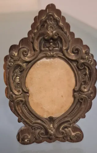Porta retrato em madeira com metal trabalhado 
