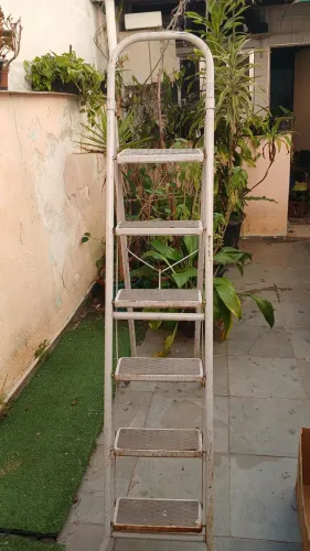 Escada de Ferro Dobrável Antiga - Estrutura Robusta para Reforma