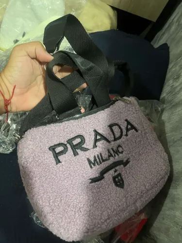 Bolsa prada de pelúcia roxa nova média