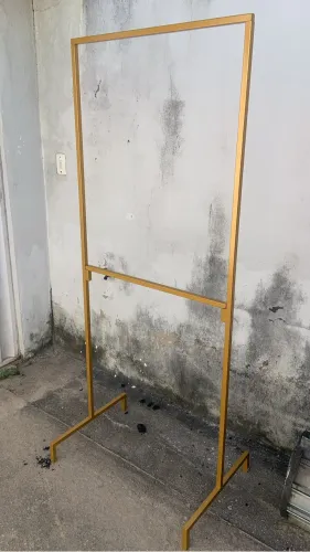 Vendo arara pra roupas na cor dourado , modelo desmontável