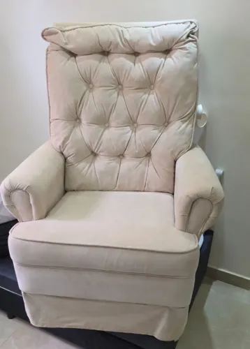 Poltrona de amamentação com puff