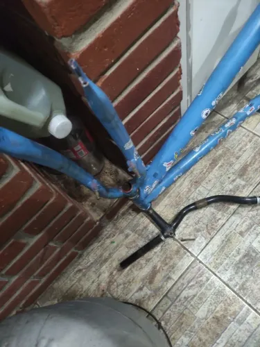 Quadro de bike recém pintado de azul