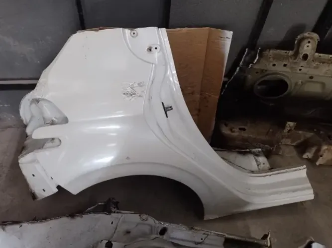 Retalho lateral traseira/caixa de rodas Peugeot 208 2013 a 2020