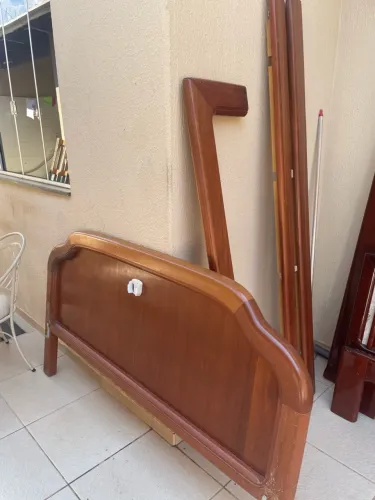 Cama de Casal de Madeira Tradicional Usada