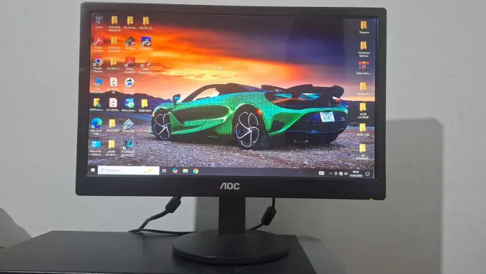 Monitor AOC de led 16 polegadas, entrada VGA e alimentação via USB.