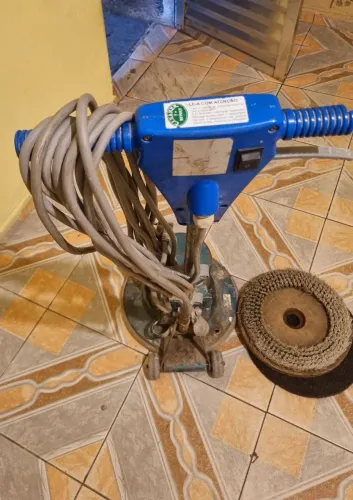 Enceradeira bivolt 