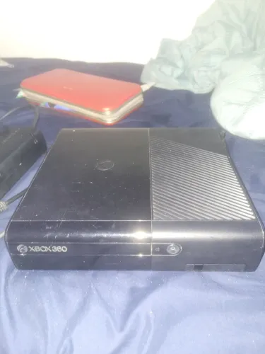 XBOX 360 SUPER SLIM COM DESBLOQUEIO LTU 3.0 + 2 CONTROLES + FONTE ORIGINAIS