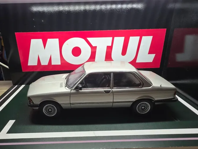 Miniatura 1.18 BMW 3 series 323i Autoart
