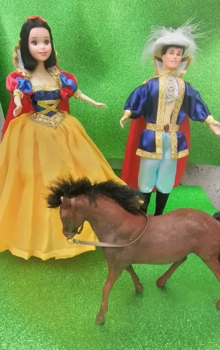 Trio de bonecos: Branca de neve, príncipe e cavalo