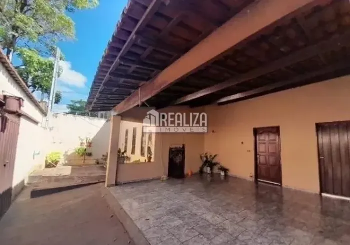 Casa com 3 Quarto(s) e 2 banheiro(s) para Alugar, 172 m² por R$ 2470 / Mês