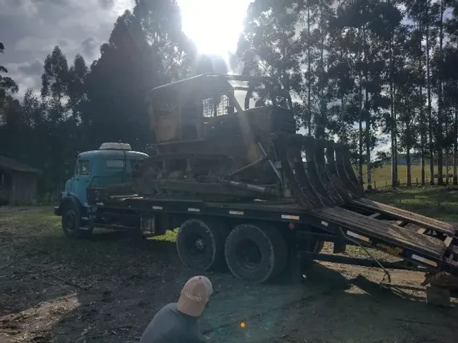 Caminhão prancha e trator de esteira D50