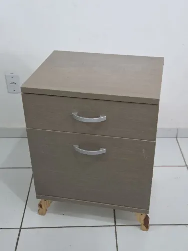 Criado-Mudo Cinza com Gaveta e Porta - 66 cm de Altura