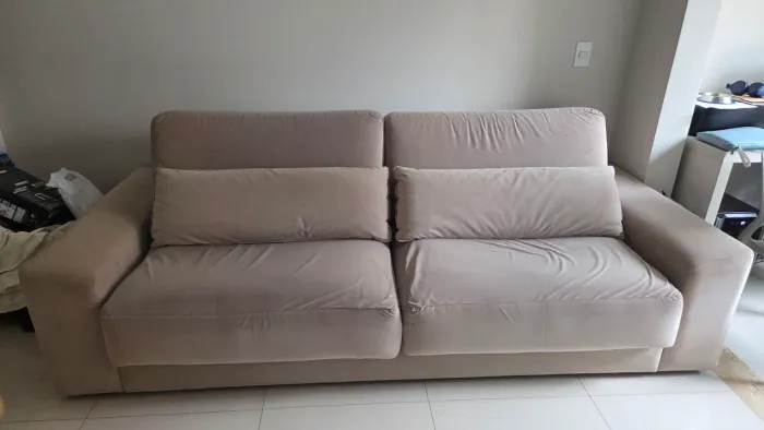 Sofá retrátil bege em suede
