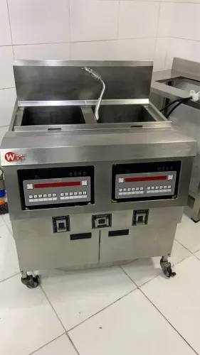 Fritadeira Elétrica WOC Brasil com 4 cubas