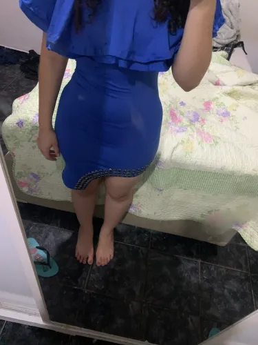 Vestido tubinho azul com detalhe no ombro e coxa